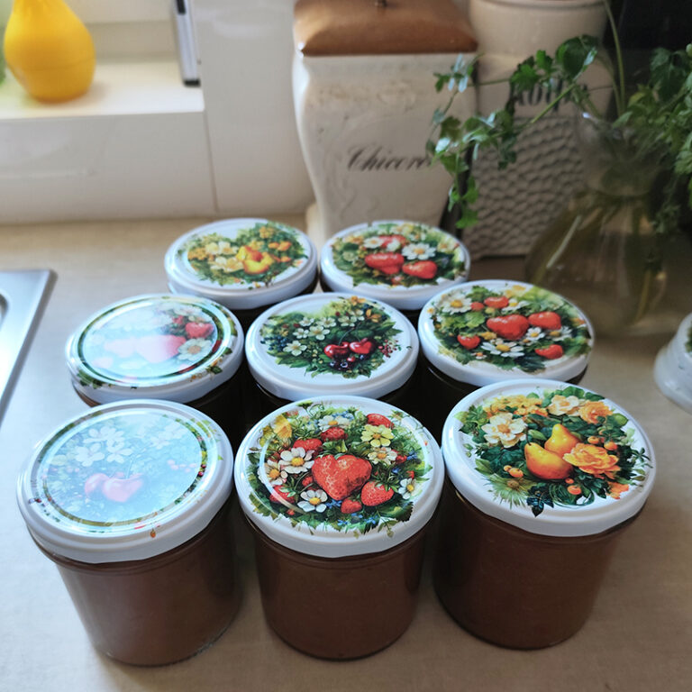 Mus jabłkowy przystrojony zakrętkami Ogrodowe Opowieści