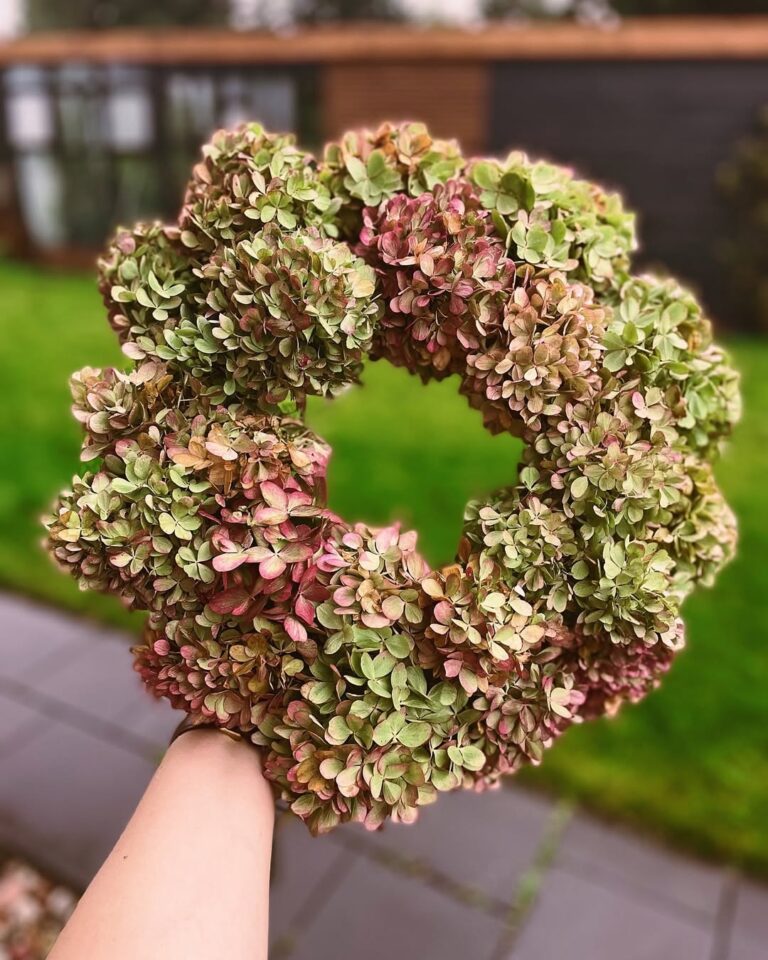 Wianek z kwiatów hortensji.