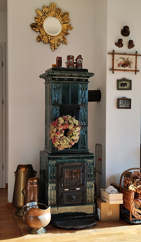 Wianek z hortensji wiszący na piecu kaflowym.